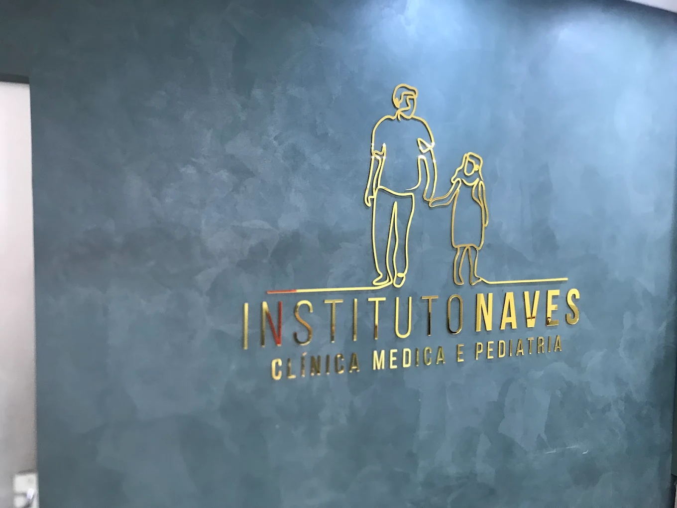 Letreiro dourado do Instituto Naves