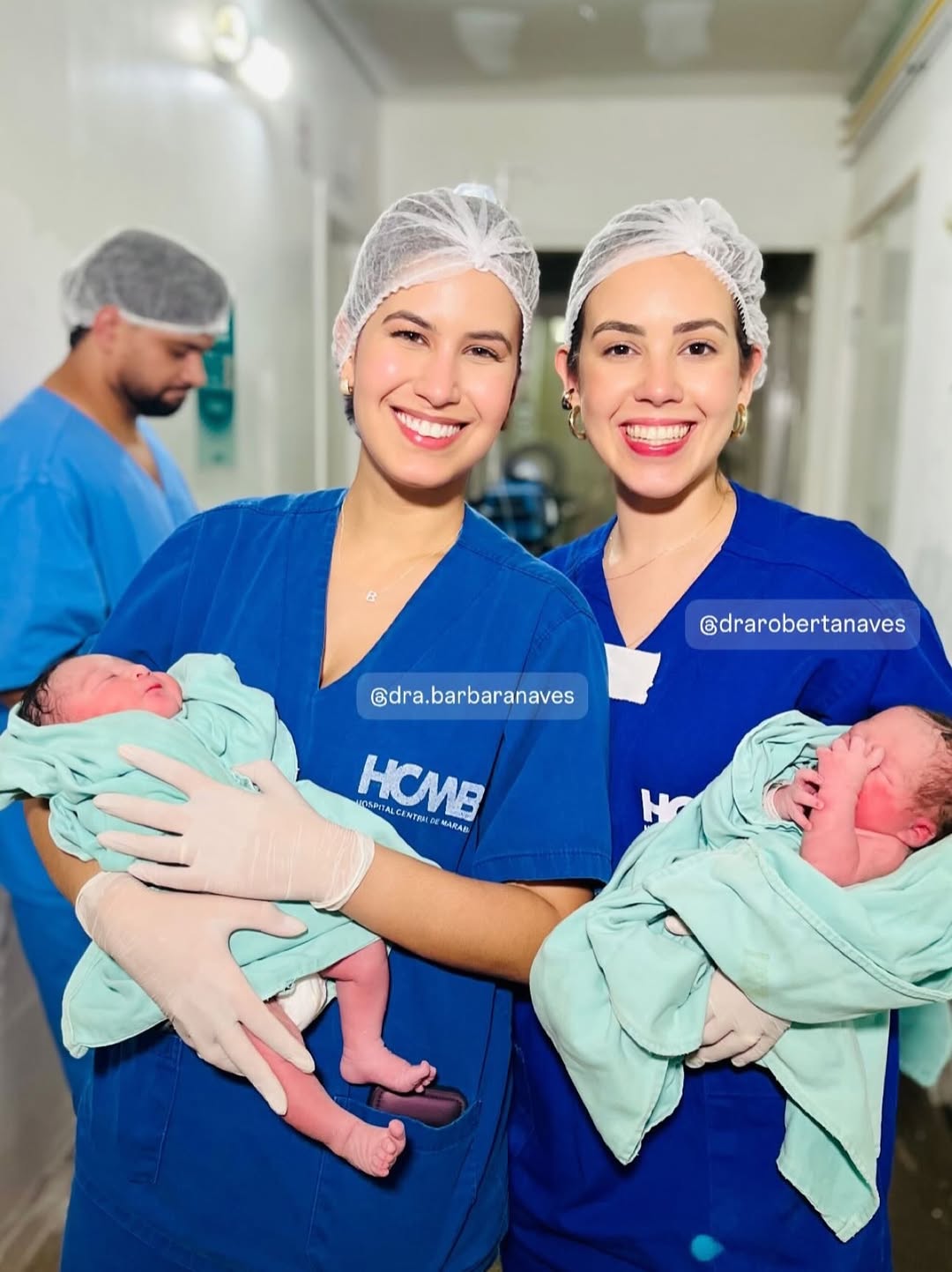 Dra. Roberta Naves e Dra. Bárbara Naves em sala de parto